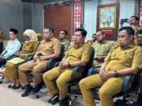 Sumber Foto: Humas Pemprov/Sejumlah pejabat dan staf lingkup BPKPD Sulbar menghadiri Sidang Majelis Pertimbangan Penyelesaian Kerugian Daerah (MP-PKD) di ruang kerja Sekretaris Daerah Provinsi Sulbar, Senin (15/9/2025).