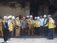 Sumber Foto : Humas Pemkot/Dirjen Cipta Karya Kementerian Pekerjaan Umum dan Perumahan Rakyat (PUPR), Dewi Chomistriana (berhelm putih, kanan), didampingi Wali Kota Makassar Munafri Arifuddin serta jajaran Pemkot dan DPRD, meninjau langsung kondisi pascakebakaran Gedung DPRD Kota Makassar di Jalan AP Pettarani, Selasa (16/9/2025).