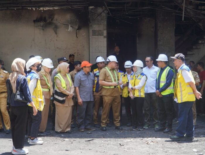 Sumber Foto : Humas Pemkot/Dirjen Cipta Karya Kementerian Pekerjaan Umum dan Perumahan Rakyat (PUPR), Dewi Chomistriana (berhelm putih, kanan), didampingi Wali Kota Makassar Munafri Arifuddin serta jajaran Pemkot dan DPRD, meninjau langsung kondisi pascakebakaran Gedung DPRD Kota Makassar di Jalan AP Pettarani, Selasa (16/9/2025).