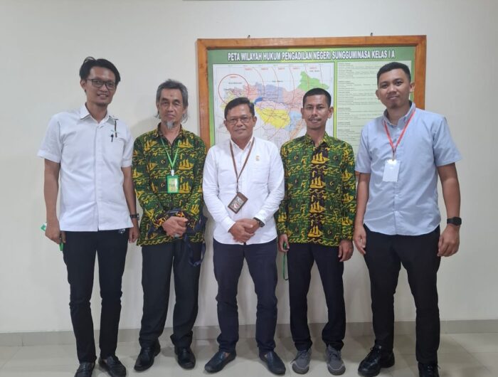 Sumber Foto : Tim Redaksi/Pengurus Majelis Daerah Korps Alumni Himpunan Mahasiswa Islam (KAHMI) Gowa berfoto bersama Ketua Pengadilan Negeri (PN) Sungguminasa usai audiensi. Pertemuan ini menjadi bagian dari rangkaian menyambut Milad ke-59 KAHMI. Selasa (16/9/2025)