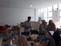 Sumber Foto : Humas Pemprov/Mahasiswa menyerahkan berkas persyaratan beasiswa kepada petugas Bagian Kesejahteraan Rakyat Pemprov Sulbar di ruang layanan, Selasa (16/9/2025).