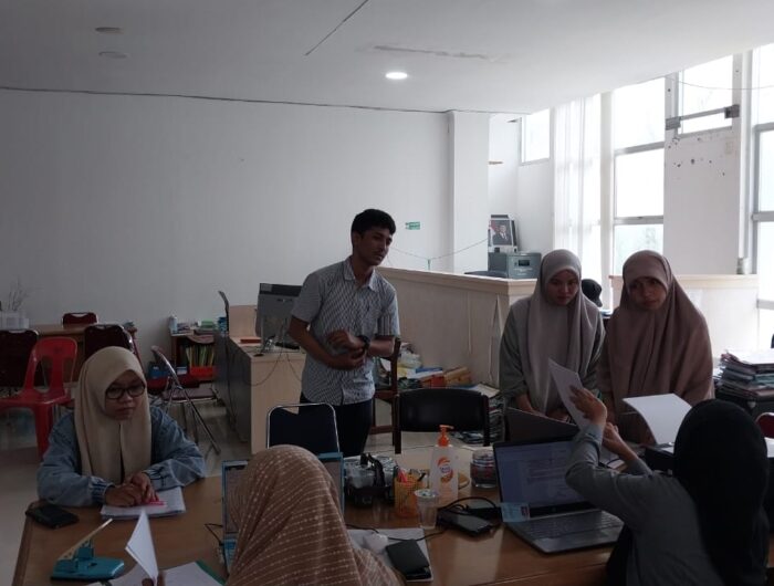 Sumber Foto : Humas Pemprov/Mahasiswa menyerahkan berkas persyaratan beasiswa kepada petugas Bagian Kesejahteraan Rakyat Pemprov Sulbar di ruang layanan, Selasa (16/9/2025).