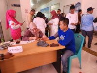 Sumber Foto : Humas Pemprov/Petugas medis melakukan proses skrining kesehatan peserta sebelum donor darah dalam rangka peringatan Harhubnas 2025 di Terminal Tipe A Simbuang, Mamuju, Selasa (16/9/2025).