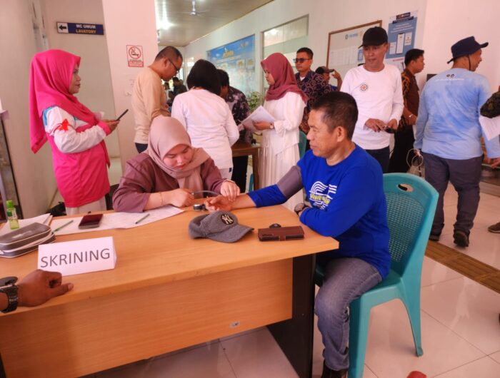 Sumber Foto : Humas Pemprov/Petugas medis melakukan proses skrining kesehatan peserta sebelum donor darah dalam rangka peringatan Harhubnas 2025 di Terminal Tipe A Simbuang, Mamuju, Selasa (16/9/2025).