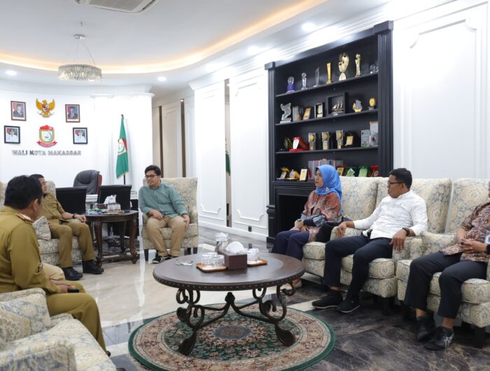 Sumber Foto : Humas Pemkot/Wali Kota Makassar, Munafri Arifuddin, bersama jajaran Pemerintah Kota saat menerima kunjungan Komisi Pemilihan Umum (KPU) Kota Makassar di Balai Kota, Selasa (16/9/2025).