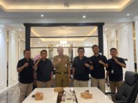 Sumber Foto : Humas Pemkot/Sekretaris Daerah (Sekda) Kota Makassar, Andi Zulkifly berpose bersama jajaran Perumda Parkir Makassar Raya usai pertemuan di Balai Kota Makassar, Selasa (16/9/2025).