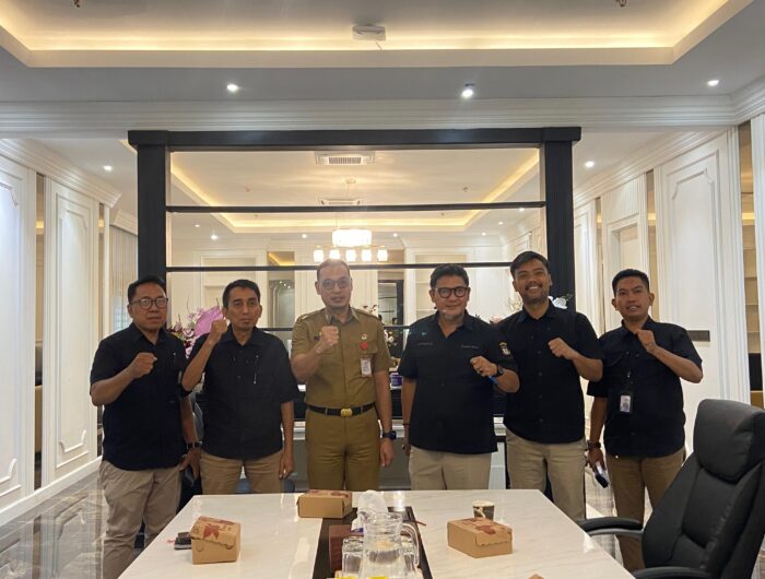 Sumber Foto : Humas Pemkot/Sekretaris Daerah (Sekda) Kota Makassar, Andi Zulkifly berpose bersama jajaran Perumda Parkir Makassar Raya usai pertemuan di Balai Kota Makassar, Selasa (16/9/2025).