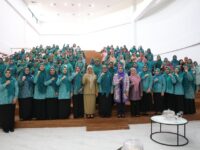 Sumber Foto : Humas Pemkot/Tim Penggerak PKK Kota Makassar bersama para kader tingkat kelurahan mengabadikan momen usai sosialisasi pencegahan perkawinan anak di Auditorium PKK, Selasa (16/9/2025).