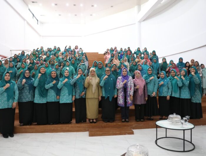 Sumber Foto : Humas Pemkot/Tim Penggerak PKK Kota Makassar bersama para kader tingkat kelurahan mengabadikan momen usai sosialisasi pencegahan perkawinan anak di Auditorium PKK, Selasa (16/9/2025).