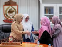 Sumber Foto : Humas Pemkot/Wakil Wali Kota Makassar, Aliyah Mustika Ilham (kiri), menyambut hangat pengurus Yayasan Islamic Center Al Markaz Al Islami saat audiensi di ruang kerjanya, Selasa (16/9/2025).