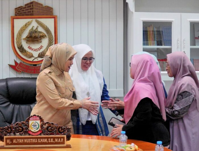 Sumber Foto : Humas Pemkot/Wakil Wali Kota Makassar, Aliyah Mustika Ilham (kiri), menyambut hangat pengurus Yayasan Islamic Center Al Markaz Al Islami saat audiensi di ruang kerjanya, Selasa (16/9/2025).