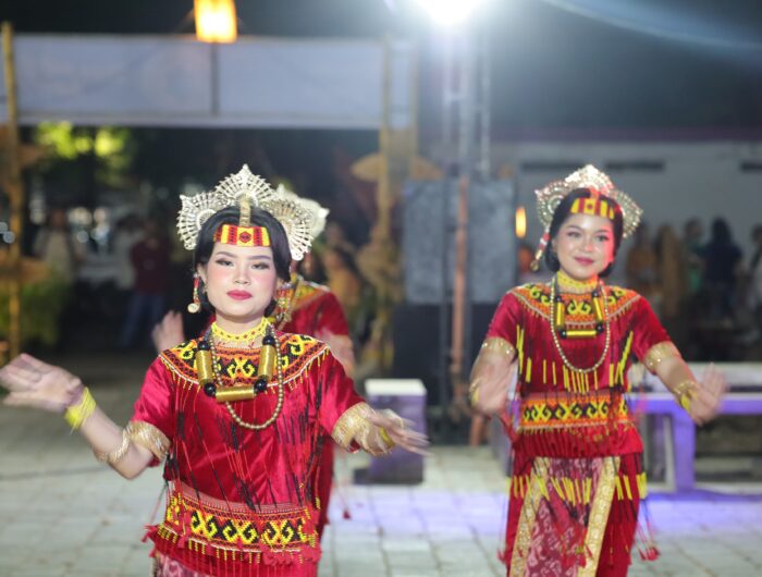 Sumber Foto : Humas Pemkot/Dua orang penari menampilkan tarian tradisional untuk memeriahkan Malam Budaya Reuni Raya Sekolah Tinggi Filsafat Theologia Indonesia Timur (STFT INTIM) di Jalan Baji Dakka, Selasa (16/9/2025).