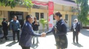 Sumber Foto : Humas Pemkot/Wali Kota Makassar, Munafri Arifuddin, berjabat tangan dengan Menteri Pariwisata, Widiyanti Putri Wardhana, saat menghadiri puncak Dies Natalis ke-34 Politeknik Pariwisata Makassar di Lapangan Rektorat, Sabtu (20/9/2025).