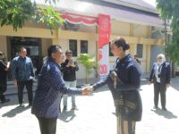Sumber Foto : Humas Pemkot/Wali Kota Makassar, Munafri Arifuddin, berjabat tangan dengan Menteri Pariwisata, Widiyanti Putri Wardhana, saat menghadiri puncak Dies Natalis ke-34 Politeknik Pariwisata Makassar di Lapangan Rektorat, Sabtu (20/9/2025).