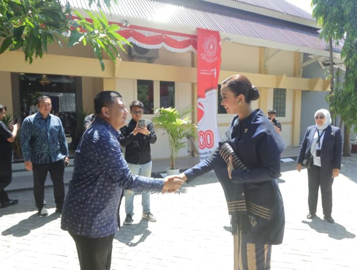 Sumber Foto : Humas Pemkot/Wali Kota Makassar, Munafri Arifuddin, berjabat tangan dengan Menteri Pariwisata, Widiyanti Putri Wardhana, saat menghadiri puncak Dies Natalis ke-34 Politeknik Pariwisata Makassar di Lapangan Rektorat, Sabtu (20/9/2025).
