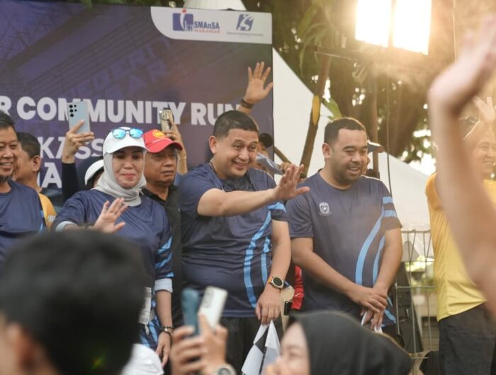 Sumber Foto : Humas Pemkot/Wali Kota Makassar, Munafri Arifuddin bersama jajaran dan panitia saat melepas ribuan peserta SMAnSA RUN 2025 di Jalan Jenderal Ahmad Yani, Makassar, Minggu (21/9/2025).