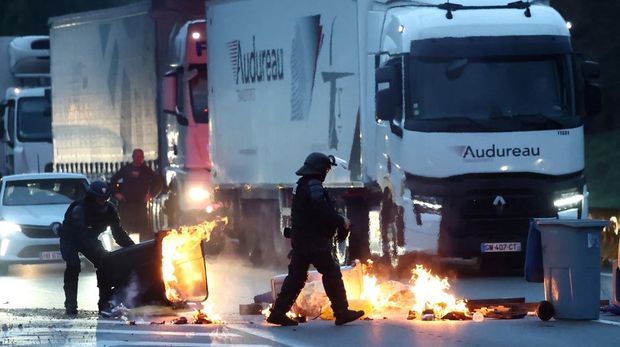 Sumber Foto : Foto: Stephane MaheAksi/REUTERS unjuk rasa gerakan protes akar rumput di bundaran Pres d'Arenes, Montpellier, Prancis, Rabu (10/9/2025).