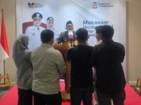 Sumber Foto : Humas Pemkot - Wali Kota Makassar, Munafri Arifuddin, saat menyampaikan keterangan kepada awak media usai rapat koordinasi pemantapan HUT ke-418 Kota Makassar di Balai Kota. Selasa (21/10/2025).